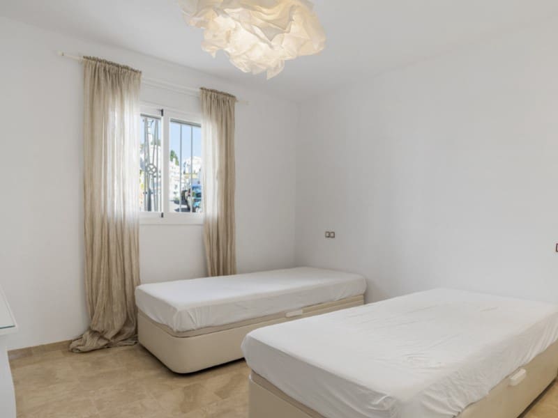 4 bedroom Apartment for sale in Nueva Andalucia with pool - € 725,000 (Ref: 9576460)