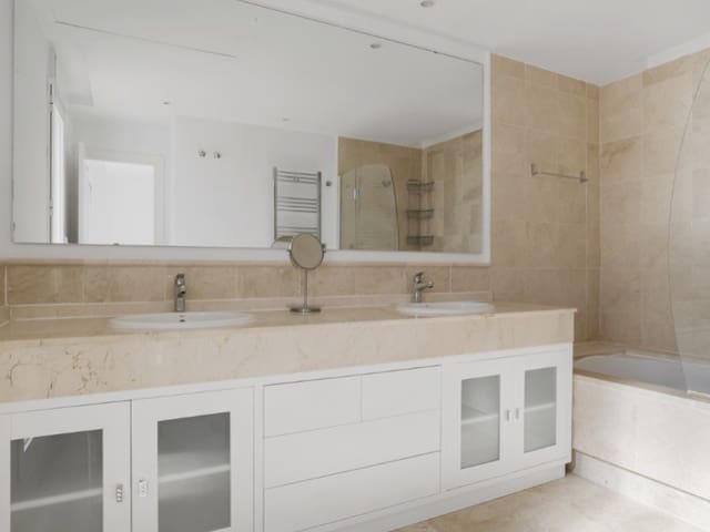 4 chambre Appartement à vendre à Los Naranjos, Marbella avec piscine - 725 000 € (Ref: 9576460)