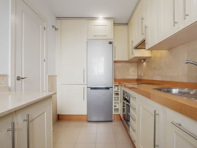 4 chambre Appartement à vendre à Los Naranjos, Marbella avec piscine - 725 000 € (Ref: 9576460)