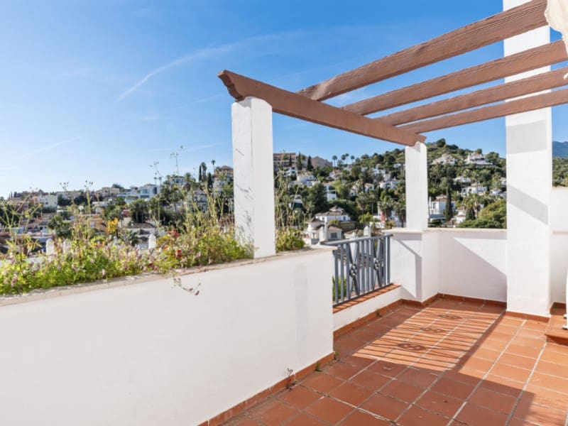 4 bedroom Apartment for sale in Nueva Andalucia with pool - € 725,000 (Ref: 9576460)