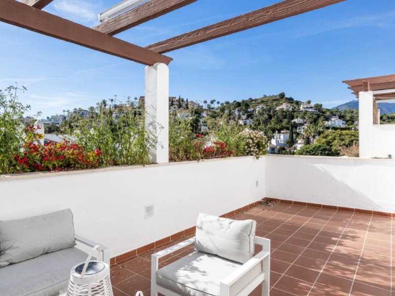 4 bedroom Apartment for sale in Nueva Andalucia with pool - € 725,000 (Ref: 9576460)