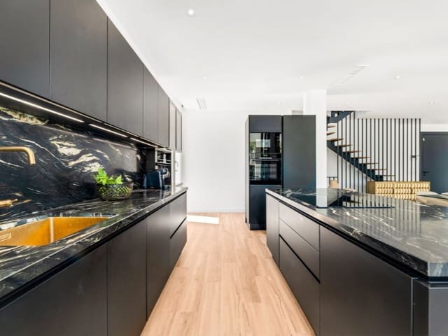 5 sypialnia Willa na sprzedaż w San Pedro de Alcantara, Marbella z basenem - 2 950 000 € (Ref: 9576461)