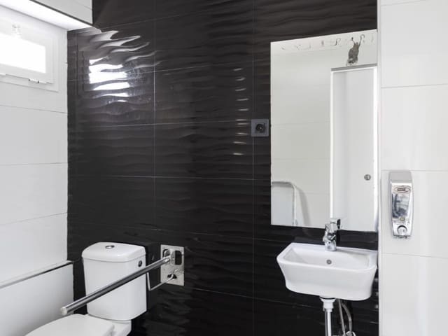 Kommersiell til salgs i Playa de Fontanilla, Marbella - € 775 000 (Ref: 9576464)