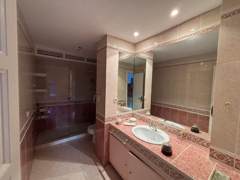 3 bedroom Apartment for sale in Nueva Andalucia with pool garage - € 895,000 (Ref: 9576468)