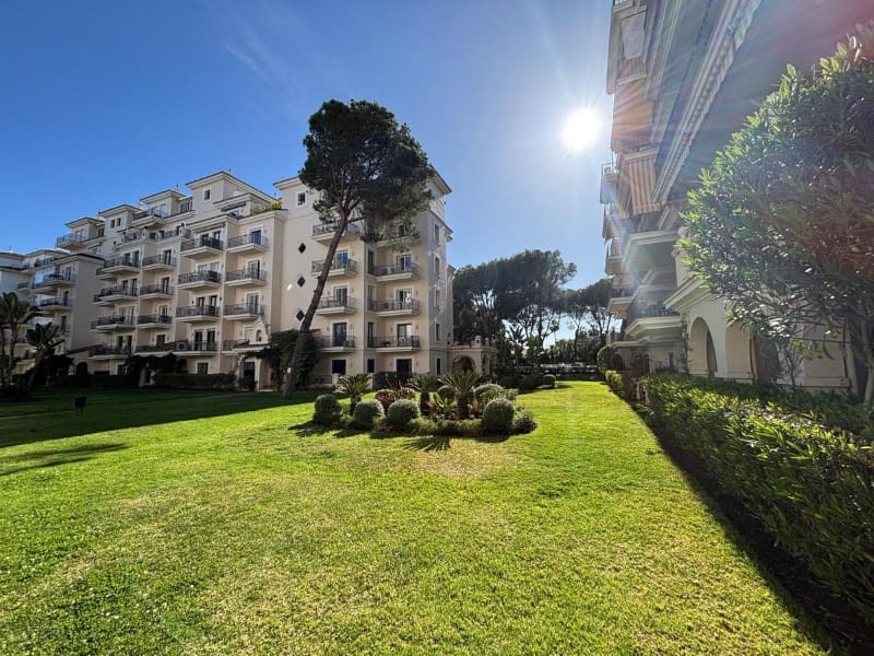 3 bedroom Apartment for sale in Nueva Andalucia with pool garage - € 895,000 (Ref: 9576468)