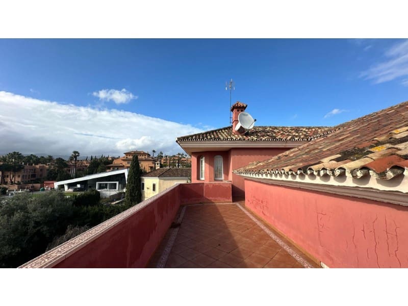 5 makuuhuone Huvila myytävänä paikassa Estepona mukana uima-altaan - 2 150 000 € (Ref: 9576483)