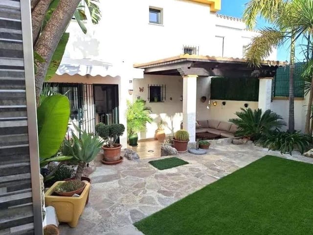3 chambre Villa/Maison Mitoyenne à vendre à Benalmádena pueblo, Benalmádena avec piscine garage - 625 000 € (Ref: 9576492)