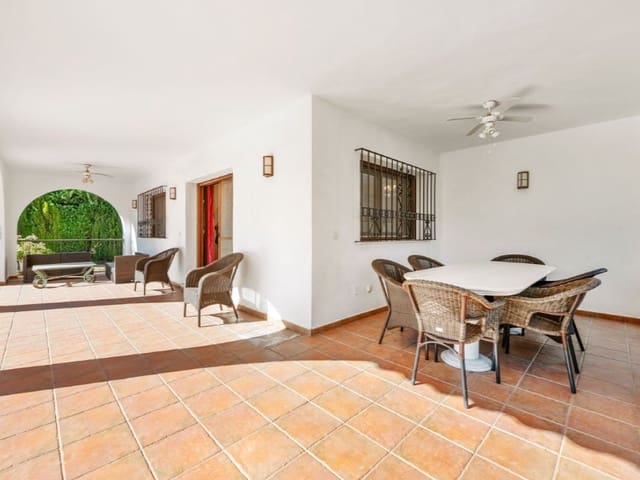 5 bedroom Villa for sale in Nueva Atalaya, Estepona with pool garage - € 1,399,900 (Ref: 9576495)