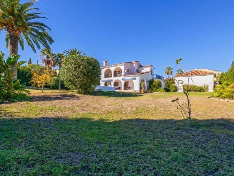 5 bedroom Villa for sale in Estepona with pool garage - € 1,399,900 (Ref: 9576495)