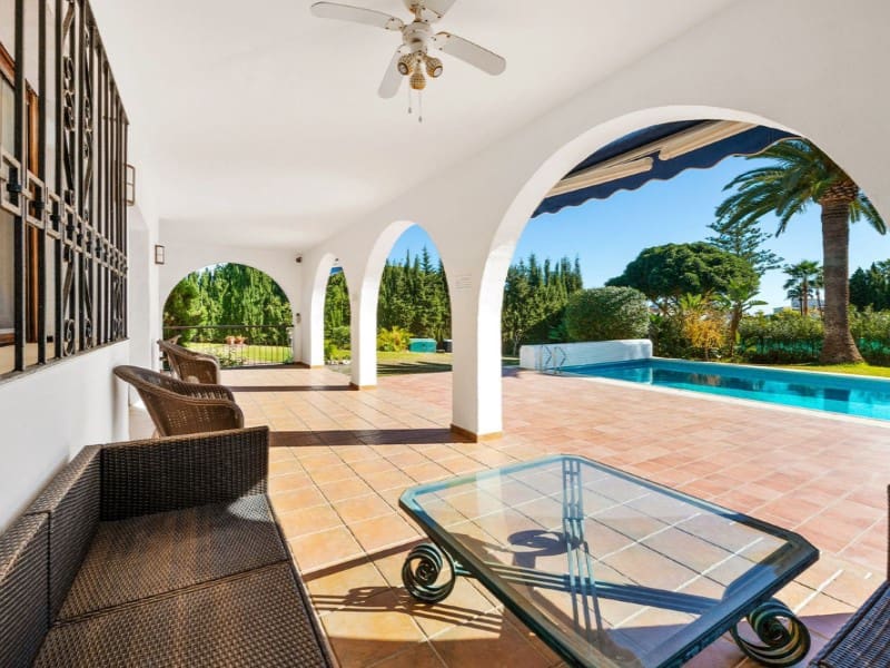 5 bedroom Villa for sale in Estepona with pool garage - € 1,399,900 (Ref: 9576495)