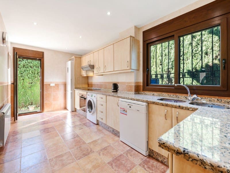 5 bedroom Villa for sale in Estepona with pool garage - € 1,399,900 (Ref: 9576495)