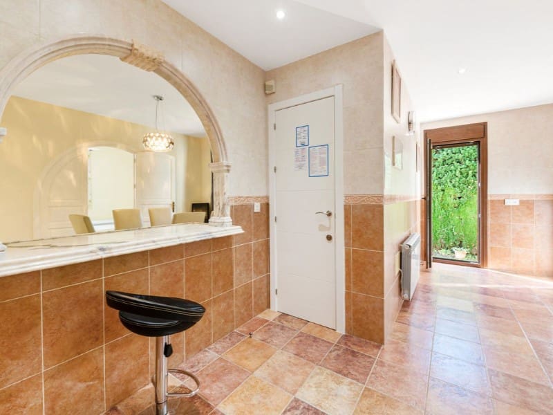 5 bedroom Villa for sale in Estepona with pool garage - € 1,399,900 (Ref: 9576495)