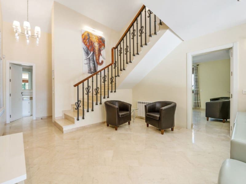 5 bedroom Villa for sale in Estepona with pool garage - € 1,399,900 (Ref: 9576495)