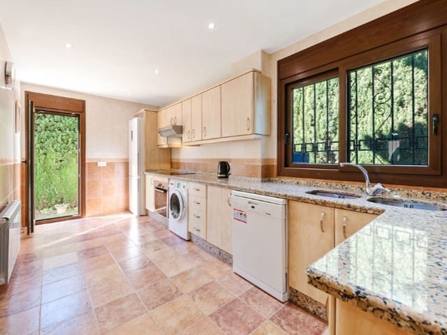 5 bedroom Villa for sale in Nueva Atalaya, Estepona with pool garage - € 1,399,900 (Ref: 9576495)