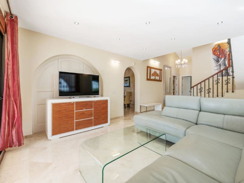 5 bedroom Villa for sale in Estepona with pool garage - € 1,399,900 (Ref: 9576495)