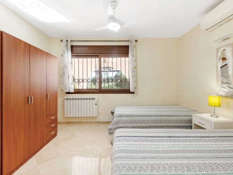 5 bedroom Villa for sale in Estepona with pool garage - € 1,399,900 (Ref: 9576495)