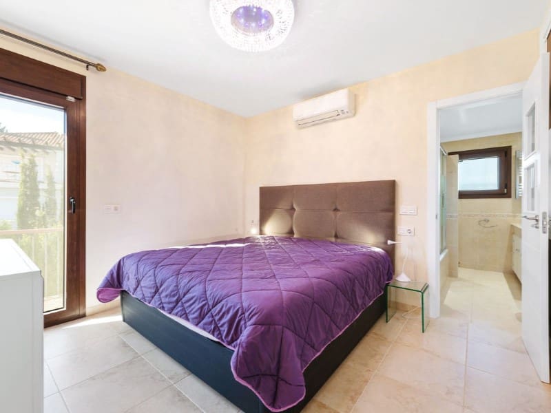 5 bedroom Villa for sale in Estepona with pool garage - € 1,399,900 (Ref: 9576495)