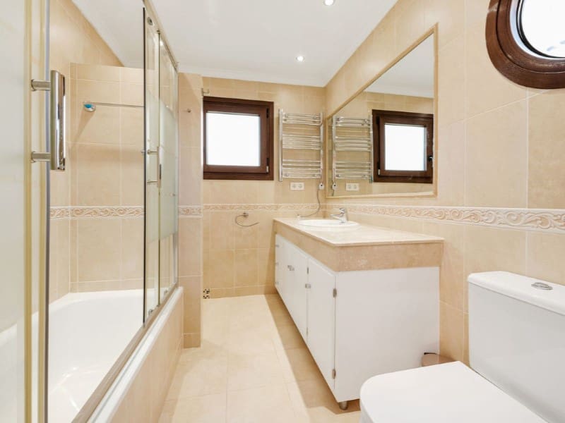 5 bedroom Villa for sale in Estepona with pool garage - € 1,399,900 (Ref: 9576495)