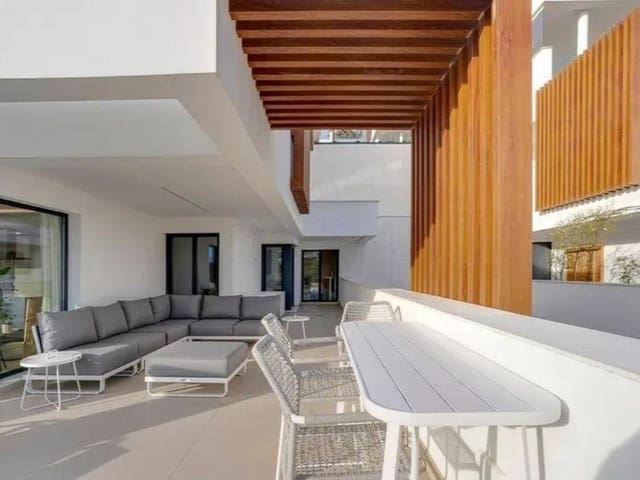 3 makuuhuone Huoneisto myytävänä paikassa Puerto de Estepona, Estepona mukana uima-altaan 
autotalli - 779 000 € (Ref: 9576496)