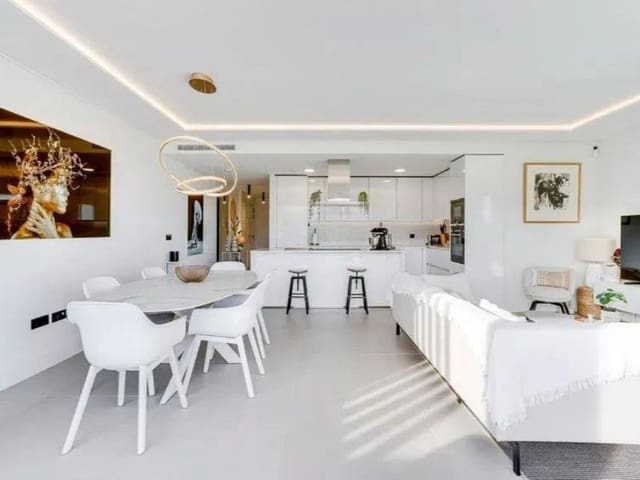 3 makuuhuone Huoneisto myytävänä paikassa Puerto de Estepona, Estepona mukana uima-altaan 
autotalli - 779 000 € (Ref: 9576496)