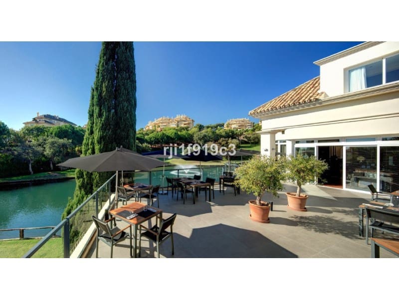 2 Zimmer Apartment zu verkaufen in Elviria mit Pool - 615.000 € (Ref: 9576498)