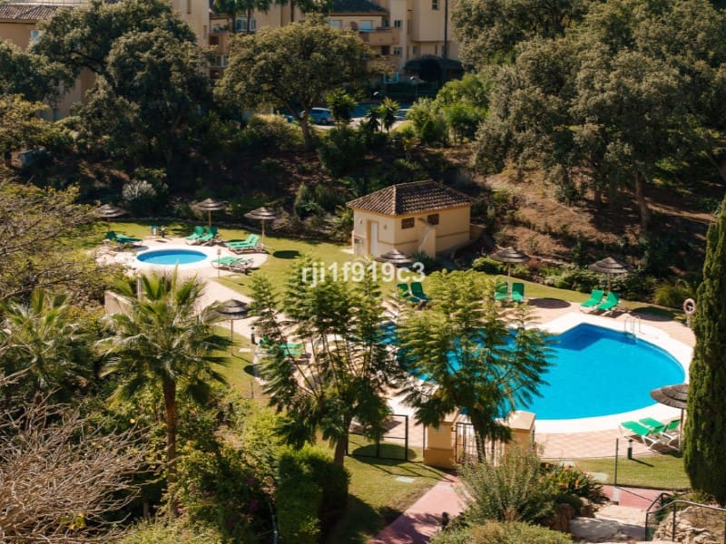 2 Zimmer Apartment zu verkaufen in Elviria mit Pool - 615.000 € (Ref: 9576498)