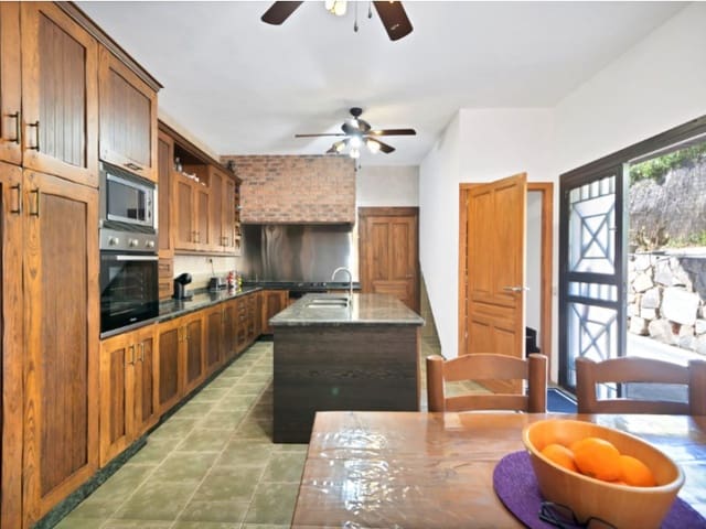 7 bedroom Villa for sale in Marbella Centro, Marbella - € 3,250,000 (Ref: 9576508)