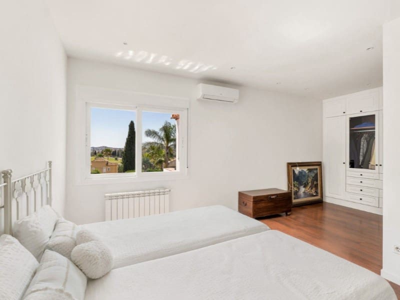 Chalet de 4 habitaciones en Mijas Golf en venta con piscina - 1.380.000 € (Ref: 9576521)