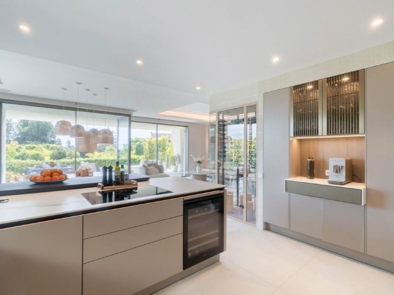 4 sypialnia Willa na sprzedaż w Nueva Andalucia z basenem - 4 495 000 € (Ref: 9576527)