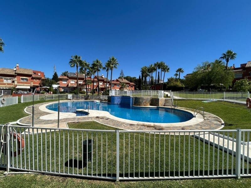 4 slaapkamer Villa te koop in El Paraiso met zwembad - € 700.000 (Ref: 9578720)