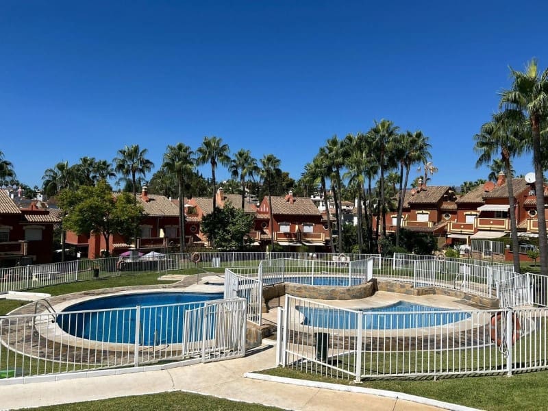 4 slaapkamer Villa te koop in El Paraiso met zwembad - € 700.000 (Ref: 9578720)