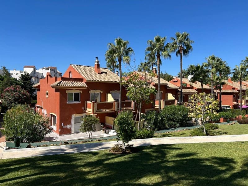 4 slaapkamer Villa te koop in El Paraiso met zwembad - € 700.000 (Ref: 9578720)