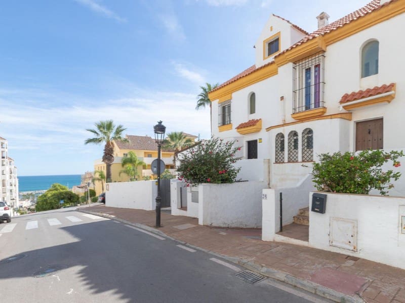 4 soverom Kjedet enebolig til salgs i Estepona med svømmebasseng - € 1 012 500 (Ref: 9578734)