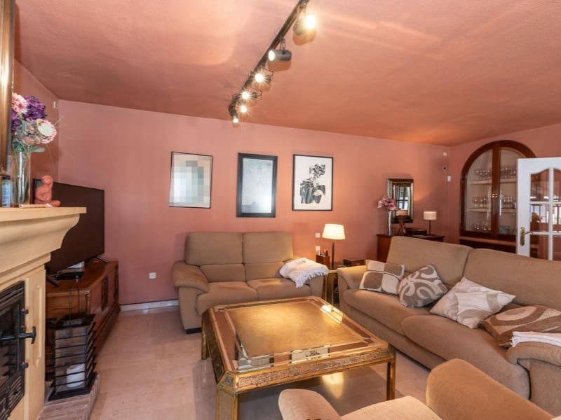 4 soverom Kjedet enebolig til salgs i Estepona med svømmebasseng - € 1 012 500 (Ref: 9578734)