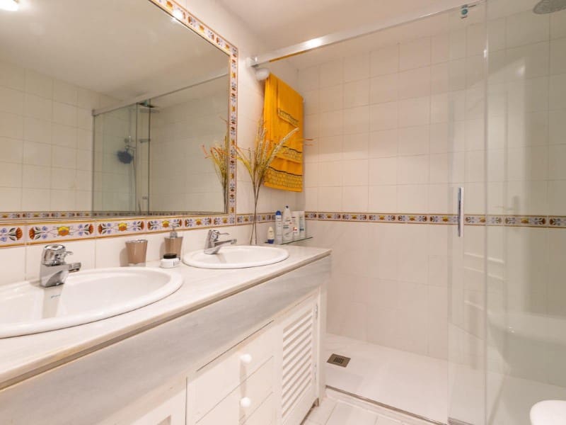 4 soverom Kjedet enebolig til salgs i Estepona med svømmebasseng - € 1 012 500 (Ref: 9578734)