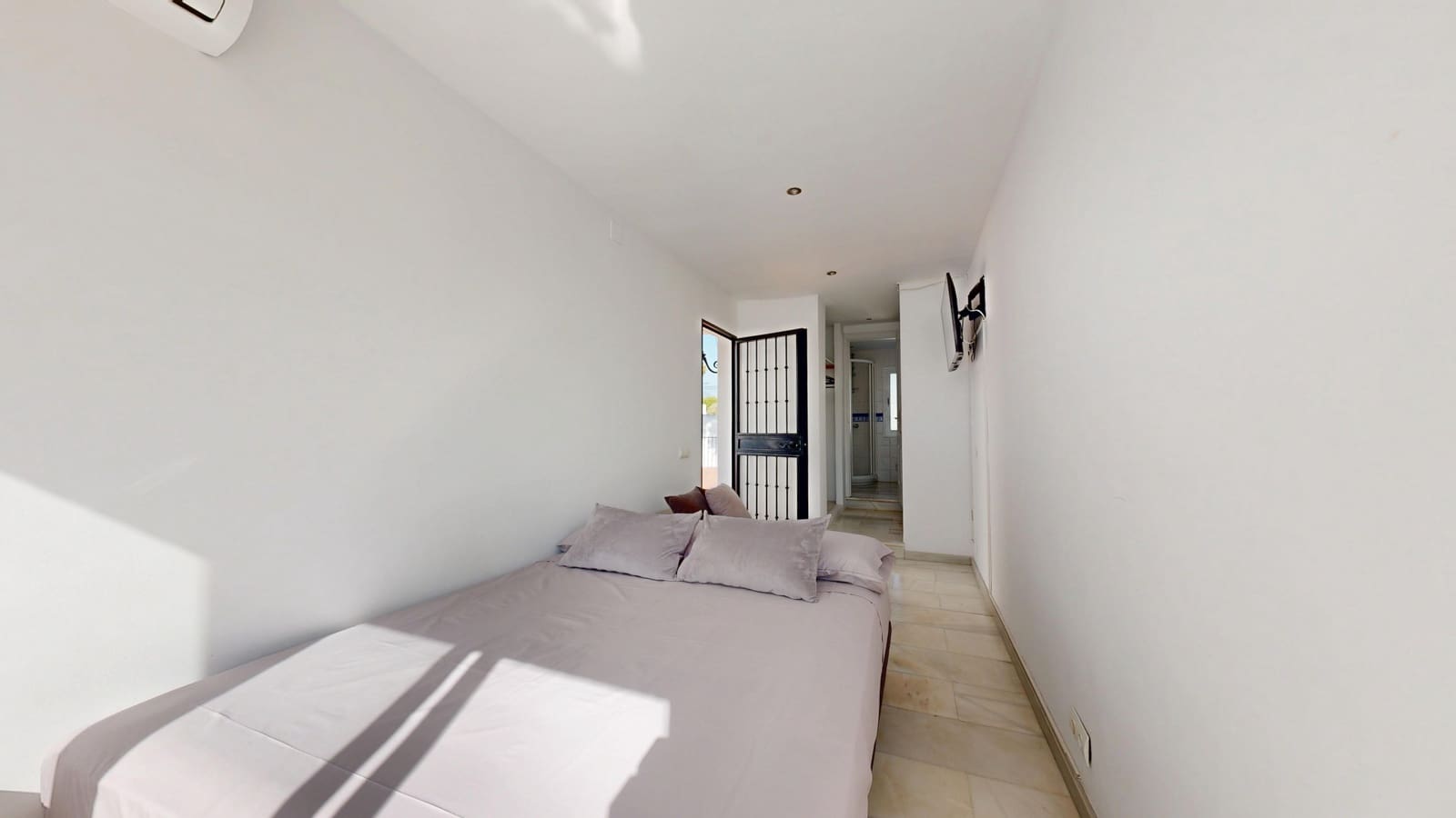 6 sypialnia Dom blizniak na sprzedaż w Golden Mile z basenem garażem - 3 500 000 € (Ref: 9433449)