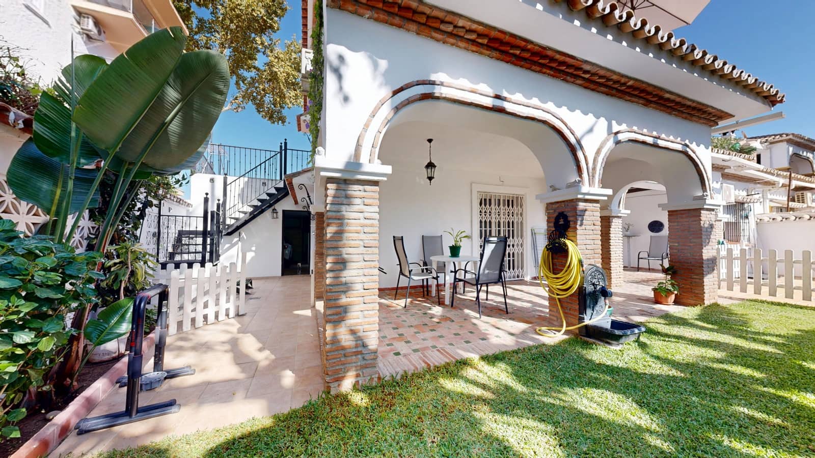 6 sypialnia Dom blizniak na sprzedaż w Golden Mile z basenem garażem - 3 500 000 € (Ref: 9433449)