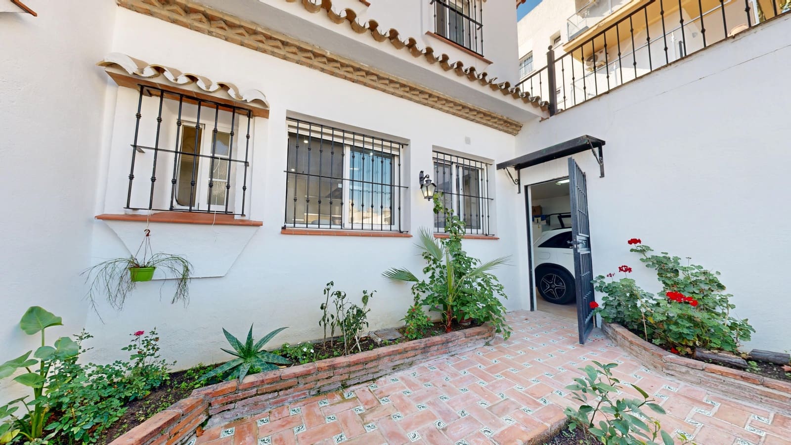 6 sypialnia Dom blizniak na sprzedaż w Golden Mile z basenem garażem - 3 500 000 € (Ref: 9433449)