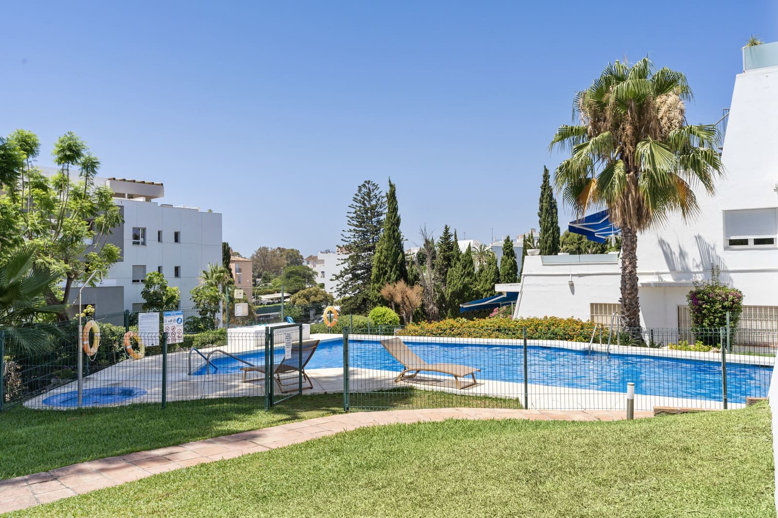 Apartamento de 3 habitaciones en Nueva Andalucia en venta con piscina - 680.000 € (Ref: 9433461)