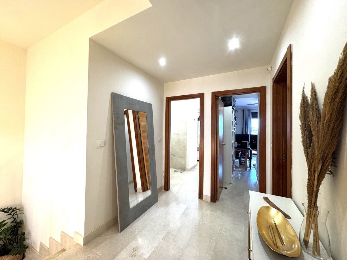 3 sypialnia Dom na sprzedaż w Estepona z basenem garażem - 539 900 € (Ref: 9503814)