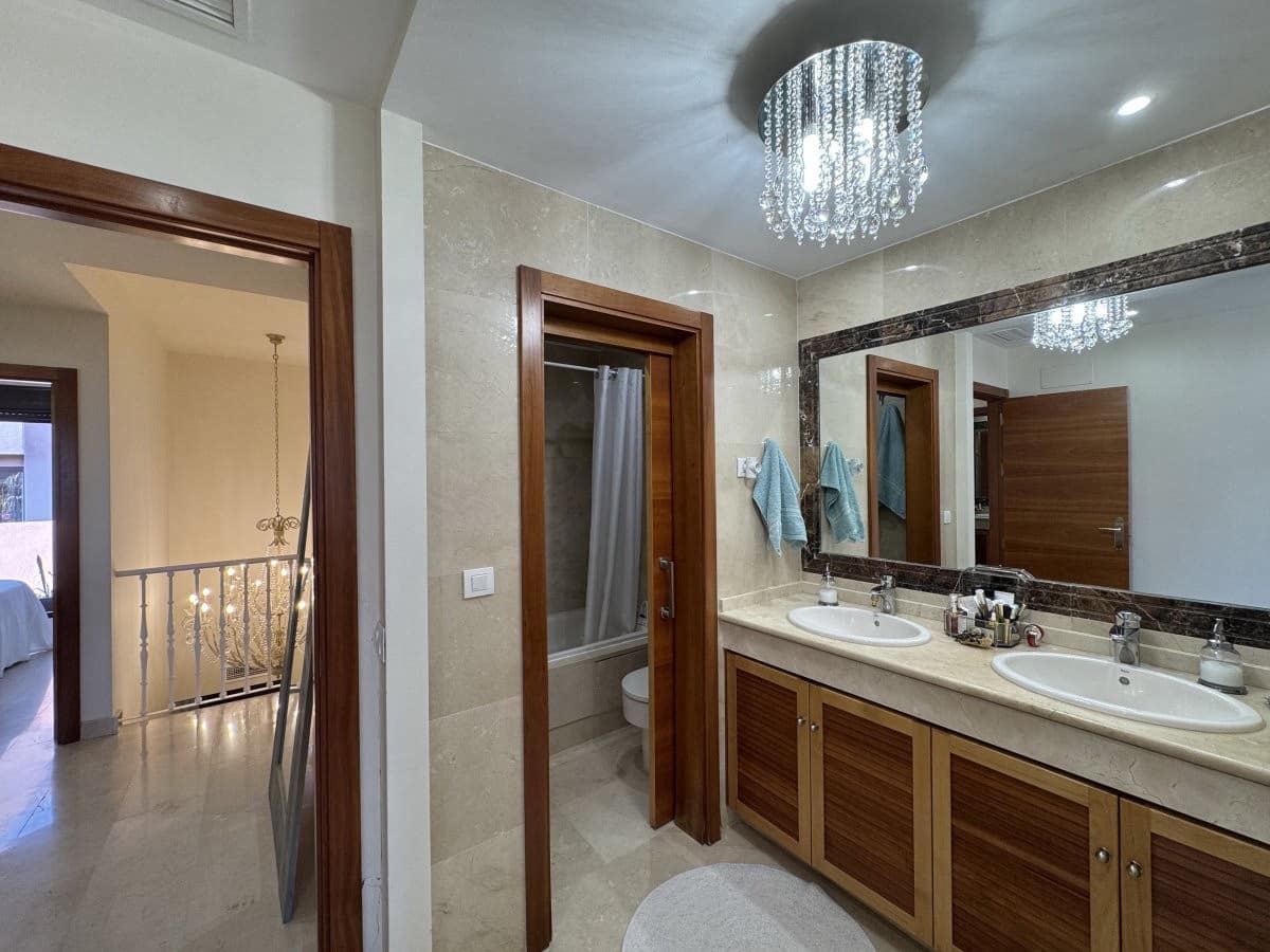 3 sypialnia Dom na sprzedaż w Estepona z basenem garażem - 539 900 € (Ref: 9503814)