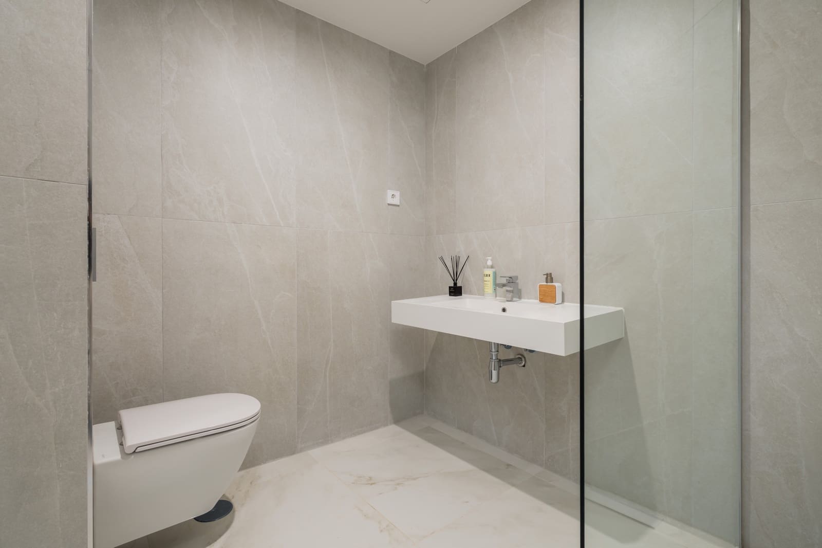 Ático de 3 habitaciones en Estepona en venta con piscina garaje - 755.000 € (Ref: 9511986)