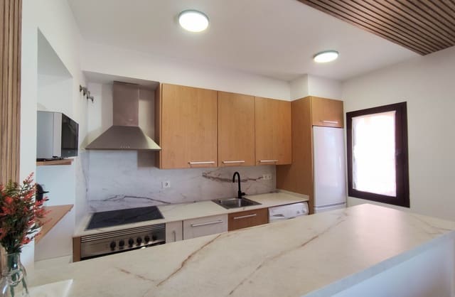 2 quarto Apartamento para venda em Puerto de Estepona, Estepona com piscina garagem - 365 000 € (Ref: 9610781)