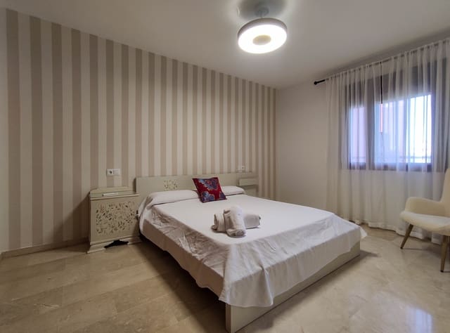 2 quarto Apartamento para venda em Puerto de Estepona, Estepona com piscina garagem - 365 000 € (Ref: 9610781)