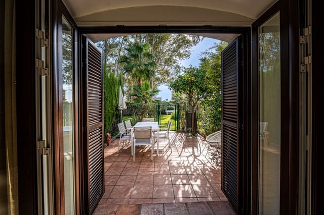 2 chambre Maison de Ville à vendre à Punta Plata, Estepona avec piscine garage - 729 000 € (Ref: 9694655)