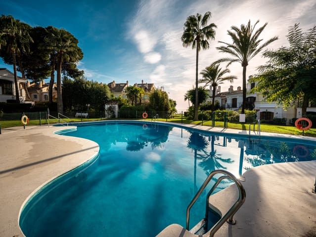 2 chambre Maison de Ville à vendre à Punta Plata, Estepona avec piscine garage - 729 000 € (Ref: 9694655)