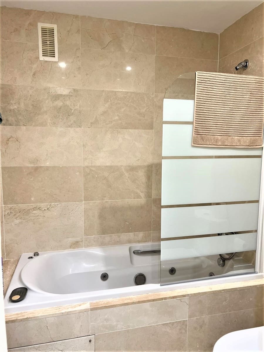 2 slaapkamer Penthouse te koop in Estepona met zwembad garage - € 338.000 (Ref: 9700392)