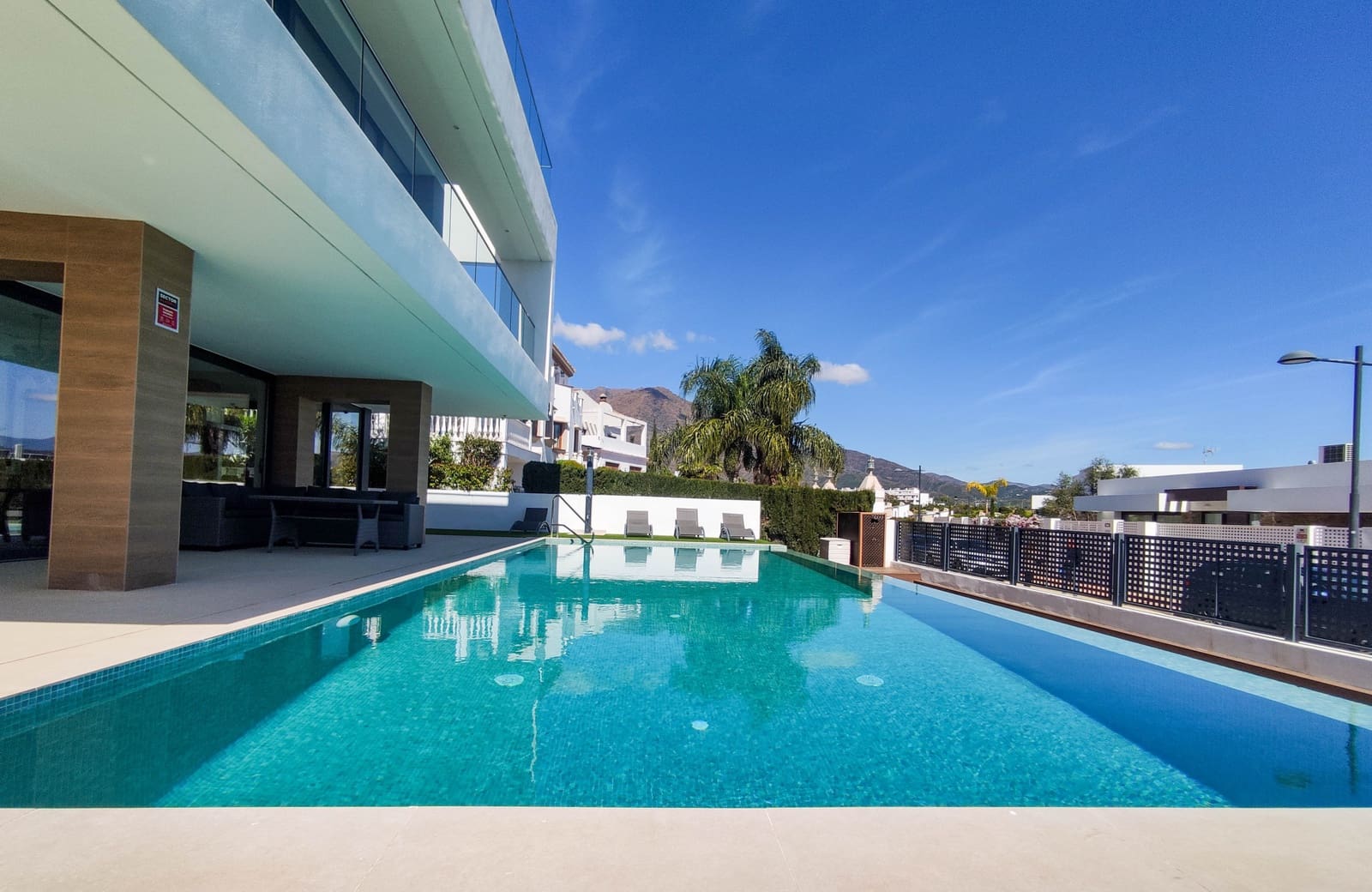 Chalet de 3 habitaciones en Estepona en venta con piscina garaje - 1.440.000 € (Ref: 9721053)