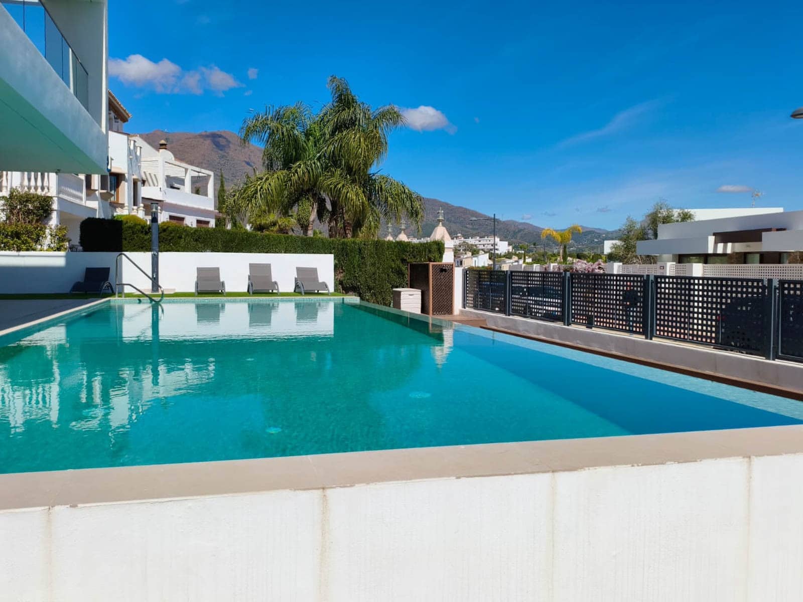 Chalet de 3 habitaciones en Estepona en venta con piscina garaje - 1.440.000 € (Ref: 9721053)