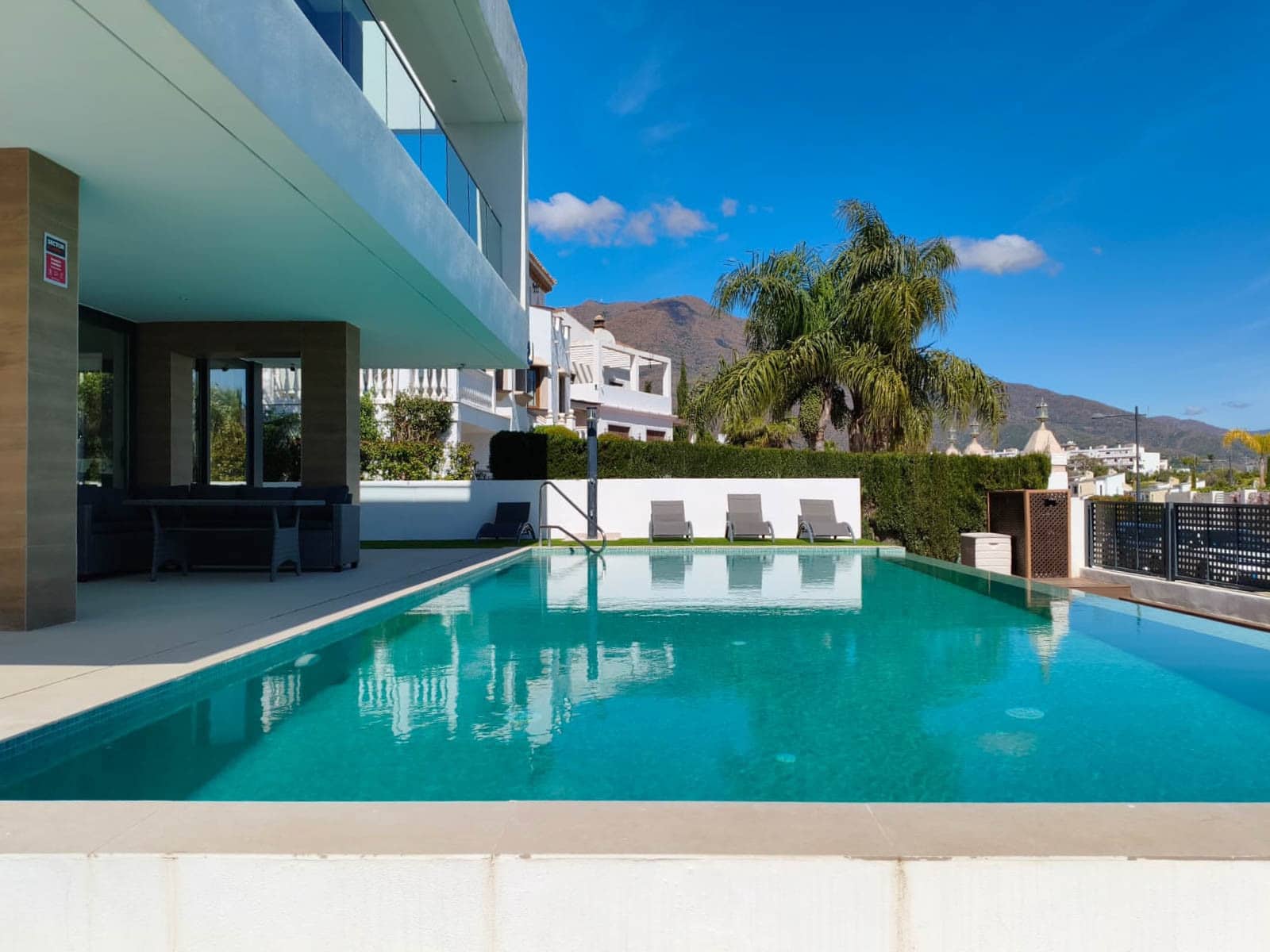 Chalet de 3 habitaciones en Estepona en venta con piscina garaje - 1.440.000 € (Ref: 9721053)